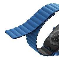 Uniq Bracelet Revix réversible Apple Watch Series 1 t/m 9 / SE (38/40/41 mm) | Series 10 / 11 (42 mm) - Caspian (Blue/Black)