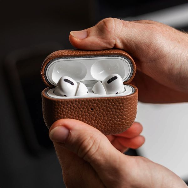Accezz Coque en cuir véritable  Apple Airpods 4 - Cognac