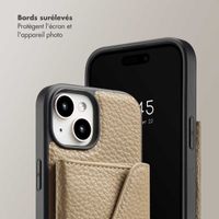 Selencia Coque à cordon avec porte-cartes enveloppe Sera iPhone 15 - Beige