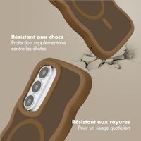 Selencia Coque arrière Wavy avec MagSafe Samsung Galaxy S26 - Mocha Brown