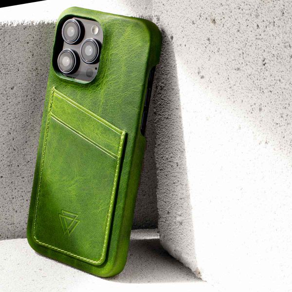 Wachikopa Coque Full Wrap C.C. avec 2 porte-cartes iPhone 15 Pro Max - Forest Green