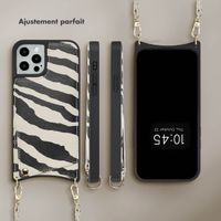 Selencia Coque de télephone Nova avec cordon et porte-cartes Apple iPhone 12 (Pro) - Zazzy Zebra