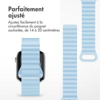 imoshion Bracelet en silicone magnétique Apple Watch Series 1 t/m 9 / SE (38/40/41 mm) | Series 10 / 11 (42 mm) - Blauw & Wit / Blue & White