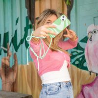 imoshion Coque design en silicone avec cordon Apple iPhone 15 - Retro Green