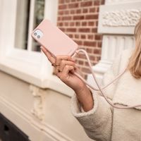 imoshion Coque de couleur avec cordon amovible Apple iPhone SE (2022 / 2020) / 8 / 7 - Rose