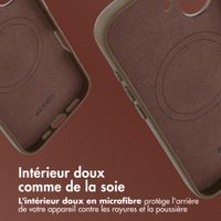 Accezz Coque arrière en cuir avec MagSafe Apple iPhone 16 - Marron café
