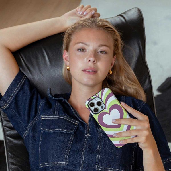 Selencia Coque arrière Vivid avec MagSafe Apple iPhone 15 - Double Hearts Plum Fern