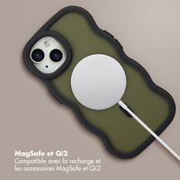 Selencia Coque arrière Wavy avec MagSafe Apple iPhone 15 - Noir