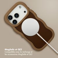 Selencia Coque arrière Wavy avec MagSafe Apple iPhone 17 Pro - Mocha Brown