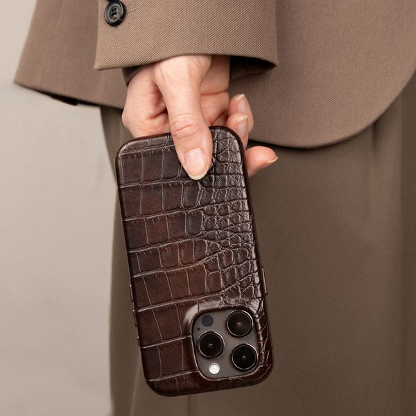 Selencia Coque arrière Croco avec MagSafe Apple iPhone 16 - Choco Brown