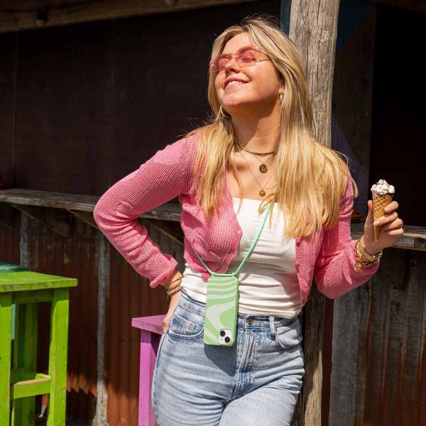 imoshion Coque design en silicone avec cordon Apple iPhone 15 - Retro Green