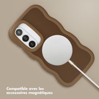 Selencia Coque arrière Wavy avec MagSafe Samsung Galaxy S26 - Mocha Brown
