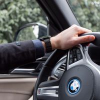 Selencia Bracelet magnétique en acier Apple Watch Series 1 á 9 / SE (38/40/41 mm) | Series 10 / 11 (42 mm) - Noir