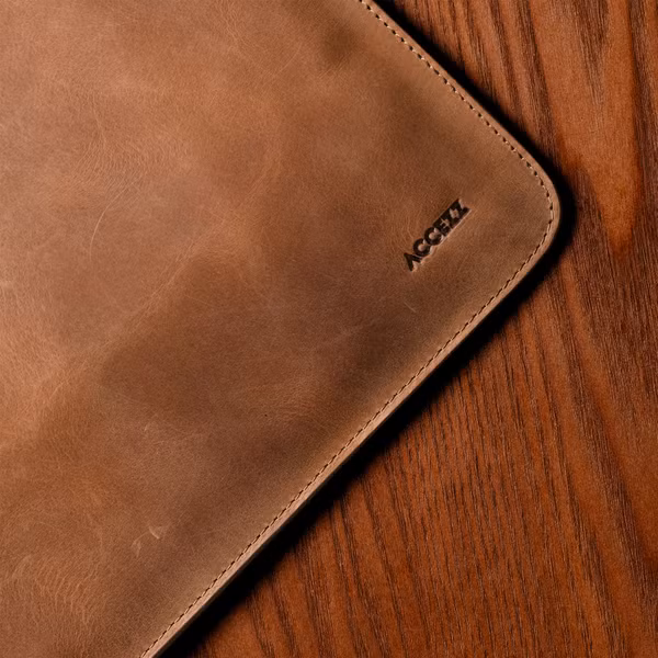 Accezz Leather Pochette ordinateur Apple MacBook 15 pouces - Cognac