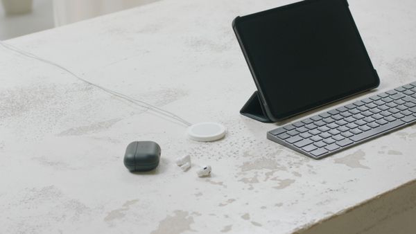 Decoded Coque en silicone MagSafe Apple iPhone 16 Pro - Sand Stone