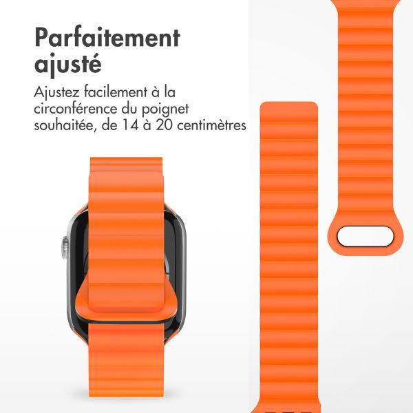 imoshion Bracelet en silicone magnétique Apple Watch Series 1 t/m 11 / SE / Ultra (44/45/46/49 mm) - Oranje & Zwart / Orange & Black