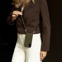 Selencia Coque de télephone Nova Croco avec cordon et porte-cartes Apple iPhone 15 - Dark Olive