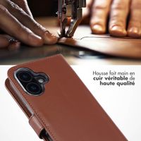 Selencia Étui de téléphone portefeuille en cuir véritable iPhone 16 - Brun clair