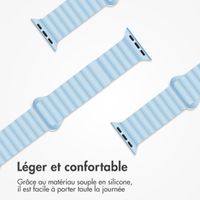 imoshion Bracelet en silicone magnétique Apple Watch Series 1 t/m 9 / SE (38/40/41 mm) | Series 10 / 11 (42 mm) - Blauw & Wit / Blue & White
