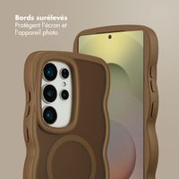 Selencia Coque arrière Wavy avec MagSafe Samsung Galaxy S25 Ultra - Mocha Brown
