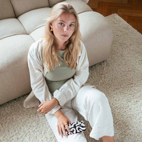 Selencia Coque arrière Vivid Apple iPhone 15 - Art Wave Black