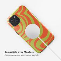 Selencia Coque arrière Vivid avec MagSafe Apple iPhone 15 - Wavy Swirl Orange Fern