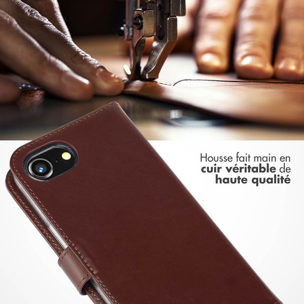 Selencia Étui portefeuille en cuir véritable iPhone 16e - Marron