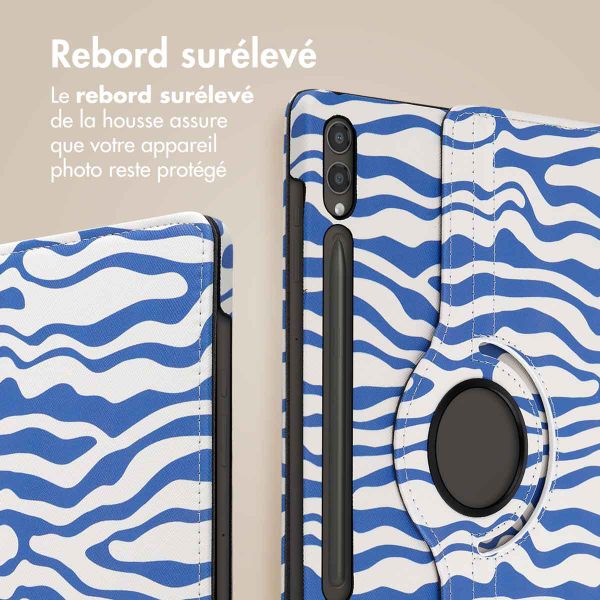 imoshion Coque tablette Design rotatif à 360° Samsung Galaxy Tab S10 Plus / Tab S9 FE Plus / Tab S9 Plus - White Blue Stripes