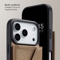 Selencia Coque de télephone Sera avec cordon et porte-cartes enveloppe Apple iPhone 17 Pro - Taupe