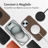 Accezz Coque arrière en cuir avec MagSafe Apple iPhone 15 - Marron café