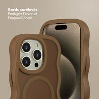 Selencia Coque arrière Wavy avec MagSafe Apple iPhone 15 Pro - Mocha Brown