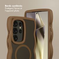Selencia Coque arrière Wavy avec MagSafe Samsung Galaxy S24 Ultra - Mocha Brown