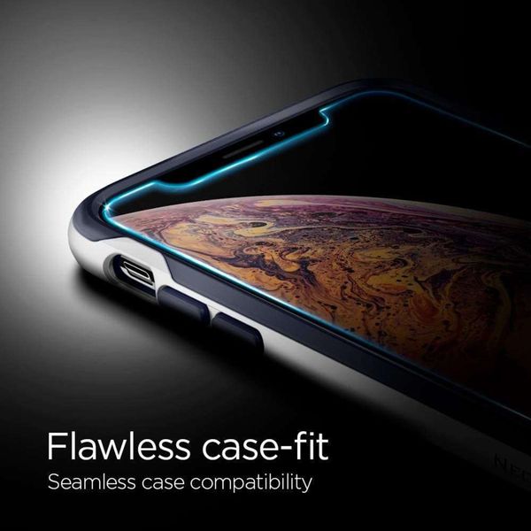 Spigen Protection d'écran en verre trempé GLAStR Fit + Applicator iPhone 11