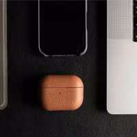 Accezz Coque en cuir véritable  Apple Airpods 4 - Cognac