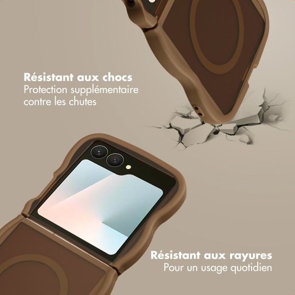 Selencia Coque arrière Wavy avec MagSafe Samsung Galaxy Z Flip 7 - Mocha Brown