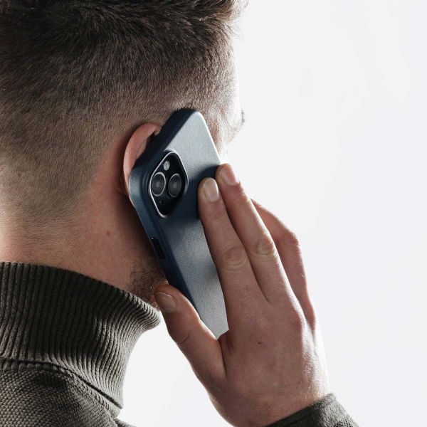 Accezz Coque arrière en cuir avec MagSafe Apple iPhone 15 - Nightfall Blue