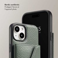 Selencia Coque à cordon avec porte-cartes enveloppe Sera iPhone 15 - Sage Green