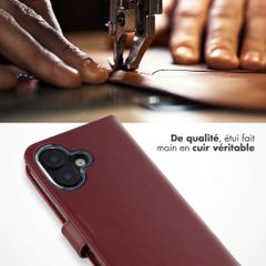 Selencia Étui portefeuille en cuir véritable Apple iPhone 16 - Burgundy