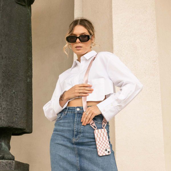 Selencia Coque design en silicone avec cordon amovible Apple iPhone 15 Plus - Irregular Check Sand Pink