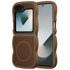 Selencia Coque arrière Wavy avec MagSafe Samsung Galaxy Z Flip 6 / Flip 7 FE - Mocha Brown