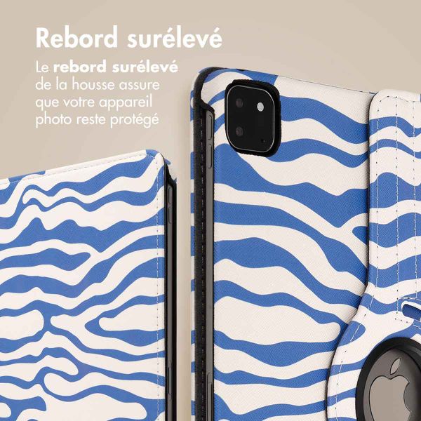 imoshion Coque tablette Design rotatif à 360° iPad Pro 12.9 (2018 / 2020 / 2021 / 2022) - White Blue Stripes