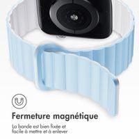 imoshion Bracelet en silicone magnétique Apple Watch Series 1 t/m 9 / SE (38/40/41 mm) | Series 10 / 11 (42 mm) - Blauw & Wit / Blue & White