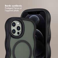 Selencia Coque arrière Wavy avec MagSafe Apple iPhone 12 (Pro) - Noir
