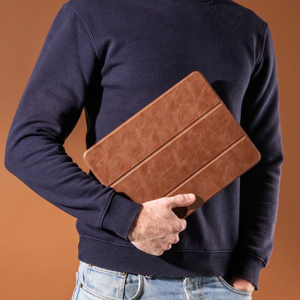 Accezz Coque tablette trifold en cuir Apple iPad Pro 11 (2025) M5 / (2024) M4 - Cognac
