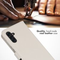 Selencia Étui de téléphone portefeuille en cuir véritable Samsung Galaxy A13 (5G) / A04s - Mystic Stone