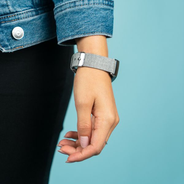 imoshion Bracelet en nylon Fitbit Versa 2 / Versa Lite - Gris