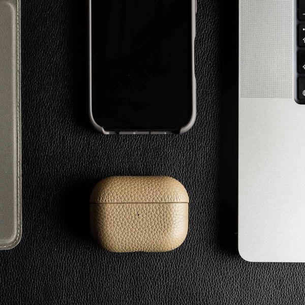 Accezz Coque en cuir véritable  Apple Airpods 4 - Taupe