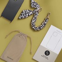 Selencia Coque avec dragonne de luxe Samsung Galaxy S22 - Noir