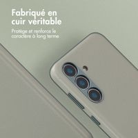 Accezz Coque arrière en cuir avec MagSafe Samsung Galaxy S25 - Light Grey