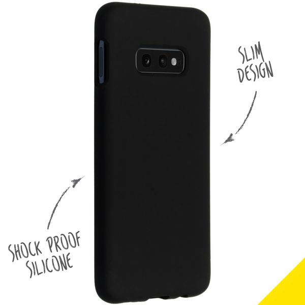 Accezz Coque Liquid Silicone Samsung Galaxy S10e - Noir